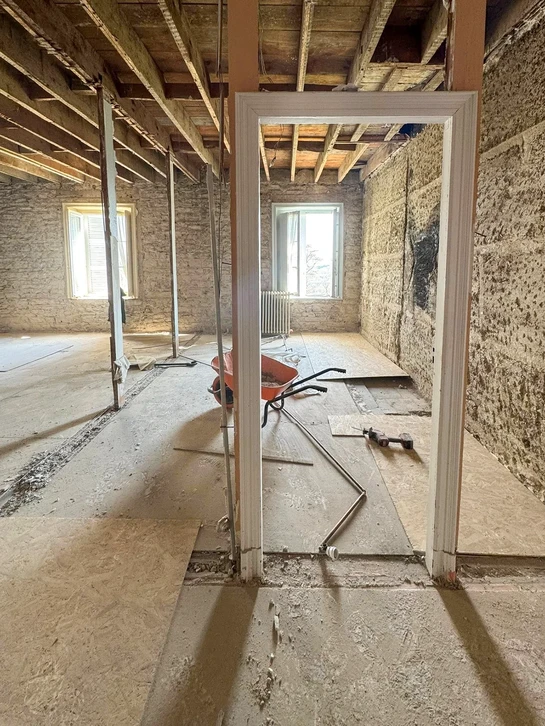 Espace commercial moderne avec showroom automobile, mezzanine rouge et bureau d'accueil