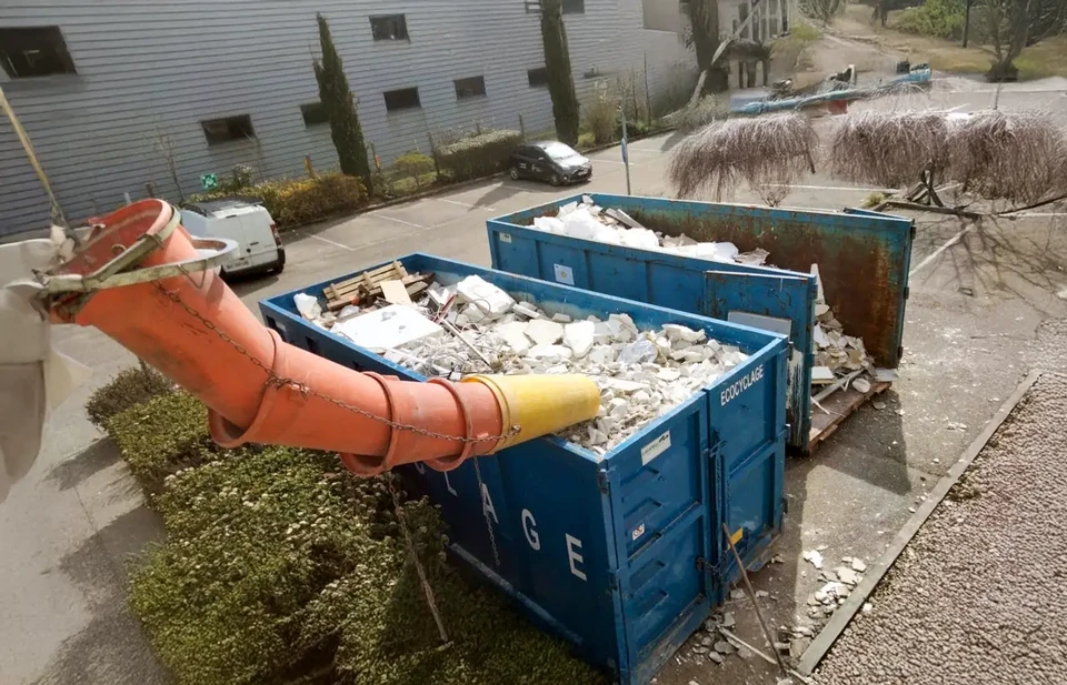 Sortie d'urgence par un escalier dans un bâtiment moderne
