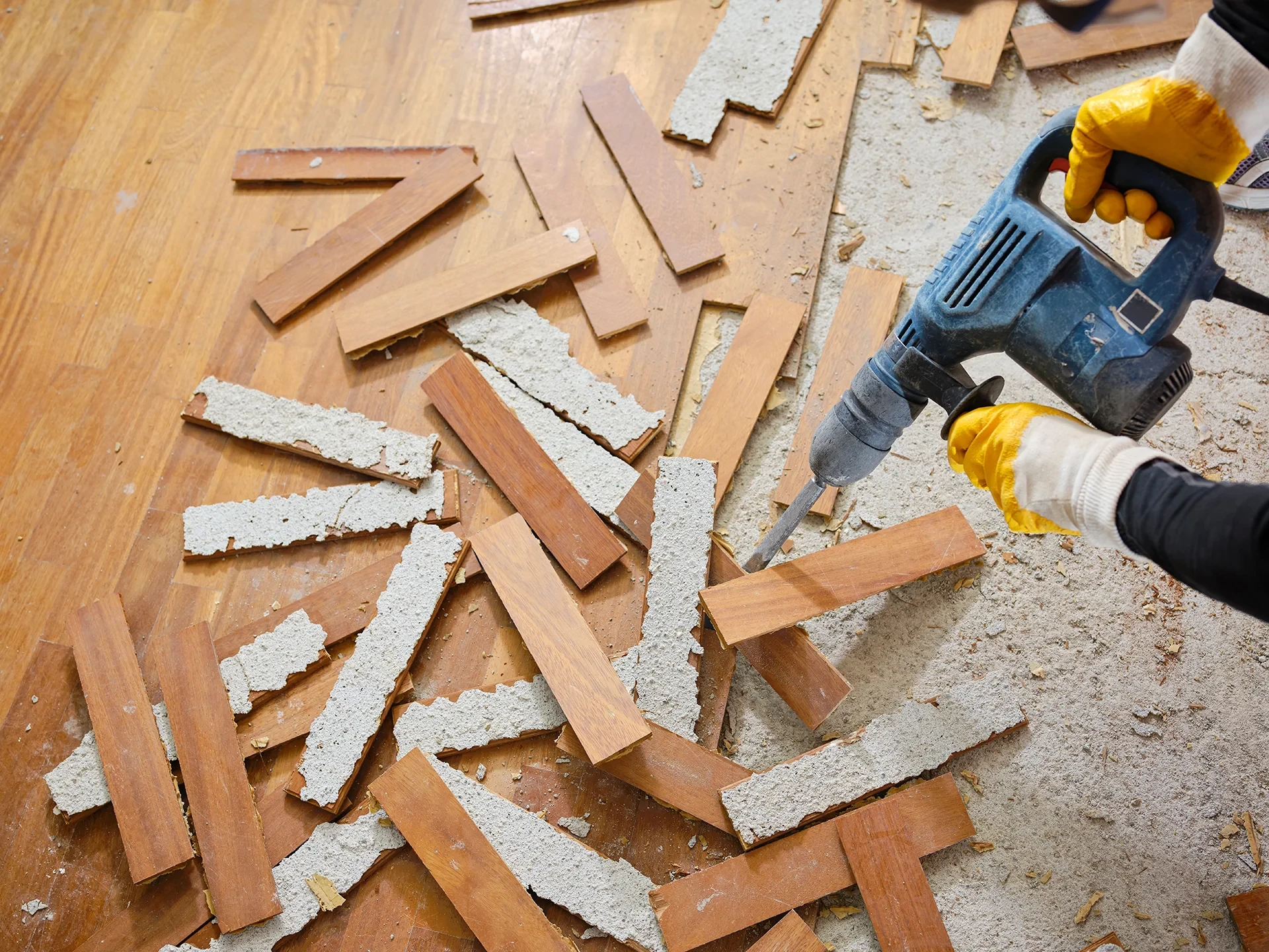 Une pelle jaune détruit le bâtiment