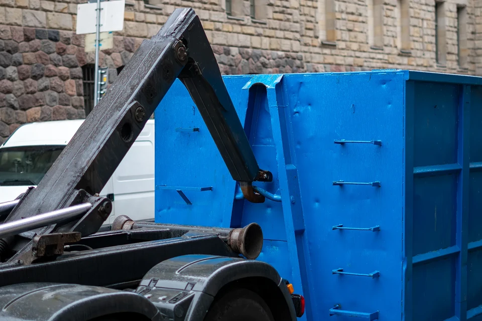 Vue aérienne d'un chantier de terrassement avec deux chargeuses sur pneus jaunes et grises en activité