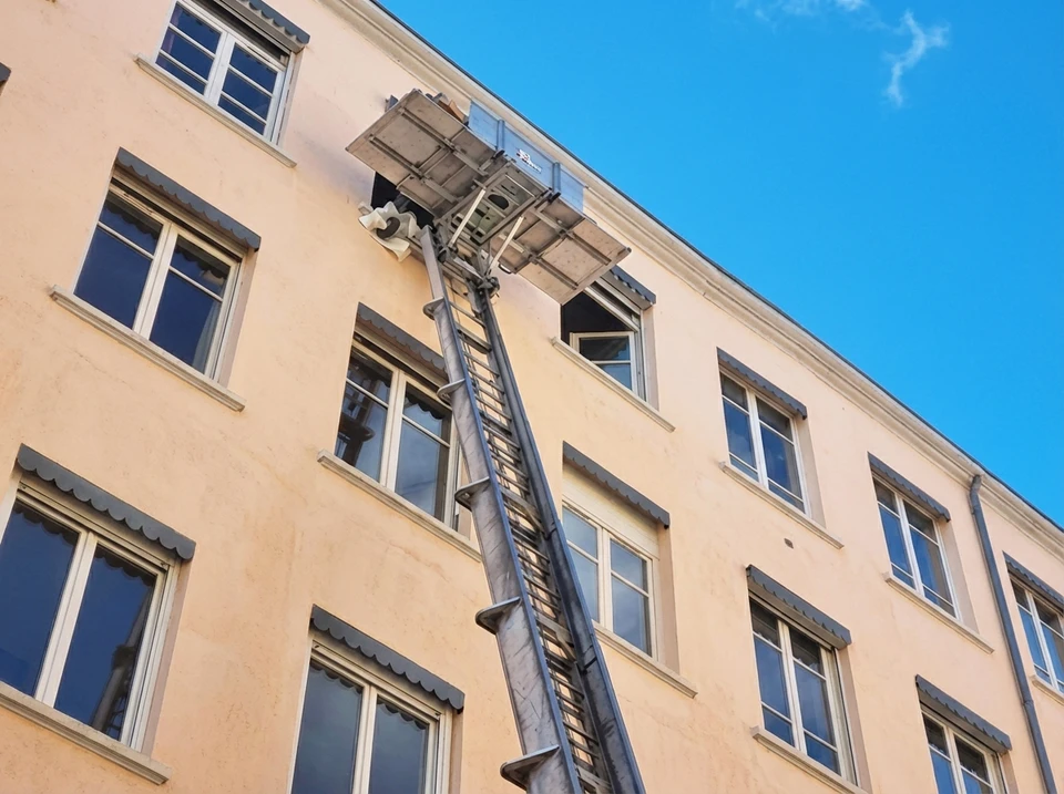 Grande machine de d&eacute;molition arm&eacute;e vue d&eacute;molir un immeuble